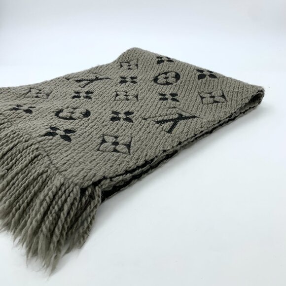 Louis Vuitton Gray-Brown Monogram Wool Knit Scarf - Picture 2 of 9